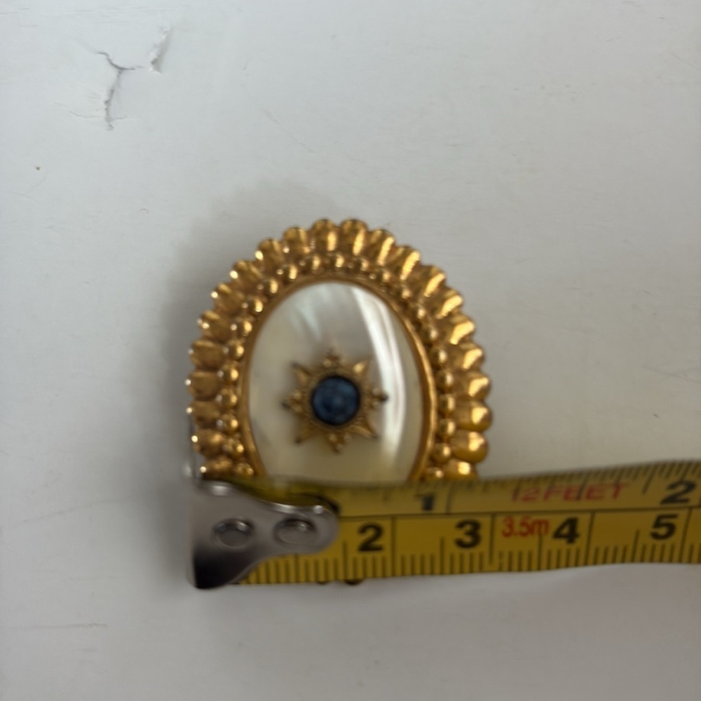 Vintage style gold tone mother of pearl like center w blue stone clip on earring - Picture 11 of 12